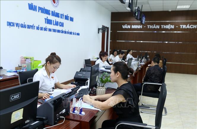 Người dân, doanh nghiệp đến bộ phận một cửa Trung tâm dịch vụ hành chính công tỉnh Lào Cai giải quyết thủ tucj hành chính. Ảnh: Quốc Khánh - TTXVN
