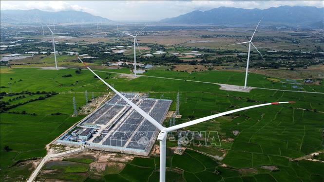 Trạm biến áp 220kV Ninh Phước (Ninh Thuận), nơi đấu nối của nhiều công trình điện NLTT. Ảnh: Huy Hùng - TTXVN 