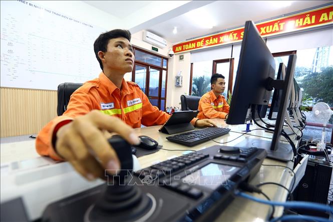 Vận hành hoạt động tại trung tâm điều khiển của Trạm biến áp 500kV Vĩnh Tân (Bình Thuận). Ảnh: Huy Hùng - TTXVN