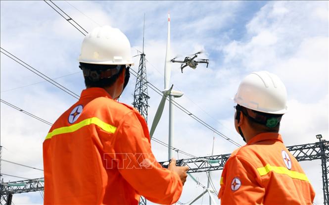 Công nhân Truyền tải Điện Ninh Thuận sử dụng thiết bị flycam kiểm tra nhiệt độ các điểm đấu nối tại trạm biến áp 220kV Ninh Phước. Ảnh: Huy Hùng - TTXVN