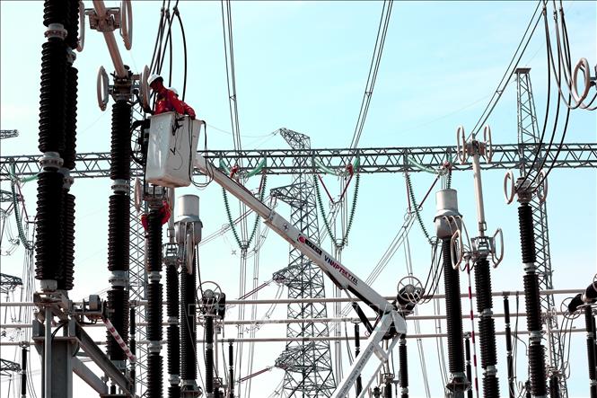 Để bảo đảm lưới điện vận hành an toàn, liên tục, hằng năm PTC3 phải bố trí lịch cắt điện các đường dây, máy biến áp, thực hiện bảo dưỡng, sửa chữa lớn, sửa chữa thường xuyên, thí nghiệm định kỳ thiết bị. Ảnh: Huy Hùng - TTXVN