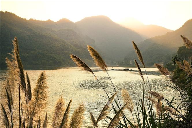 Romantic and serene beauty of Hoa Binh Lake at sunset. VNA Photo: Trọng Đạt