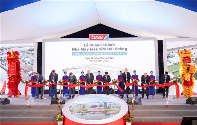 Cắt băng khánh thành Nhà máy tesa Site Hải Phòng. Ảnh: TTXVN phát