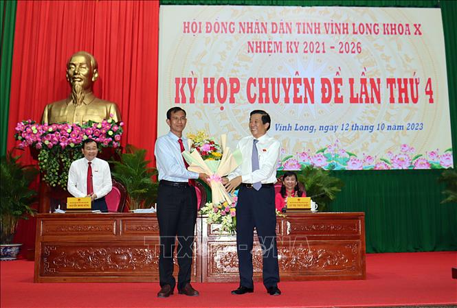 Bí thư Tỉnh ủy, Chủ tịch HĐND tỉnh Vĩnh Long Bùi Văn Nghiêm chúc mừng tân Phó Chủ tịch UBND tỉnh Vĩnh Long Đặng Văn Chính. Ảnh: Phạm Minh Tuấn-TTXVN