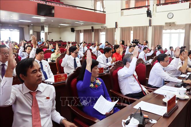 Đại biểu tham gia biểu quyết thông qua Nghị quyết tại kỳ họp. Ảnh: Phạm Minh Tuấn-TTXVN