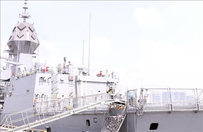 HMAS Toowooba warship has a helicopter deck. VNA Photo: Xuân Khu