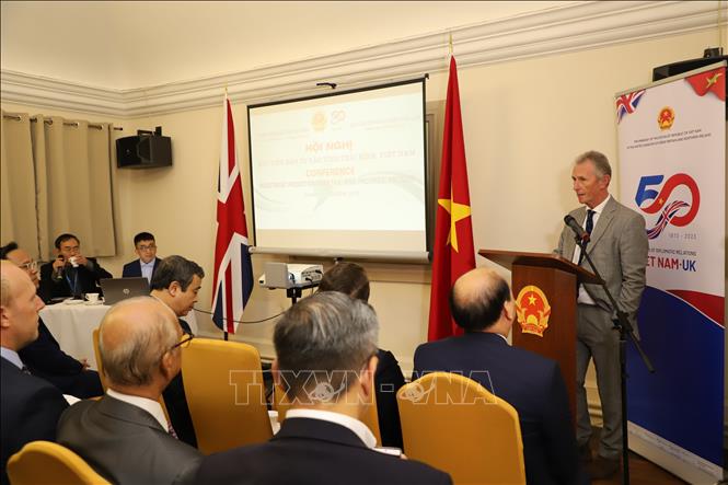 Nigel Evan, Deputy Speaker of the UK House of Commons speaks at the conference. VNA Photo: Hải Vân