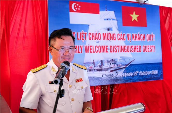 Col. Bui Duy Thong, Deputy Political Commissar of the Vietnam Naval Academy speaks at the friendship exchange. VNA Photo: Lê Dương