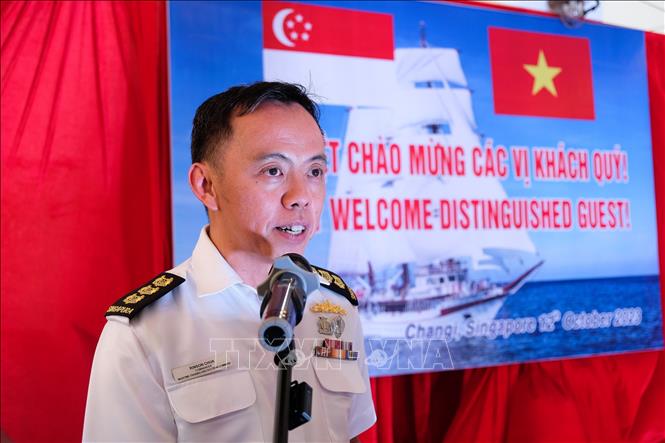 Col. Rinson Chua, Commander of the Maritime Training and Doctrine Command speaks at the friendship exchange. VNA Photo: Lê Dương