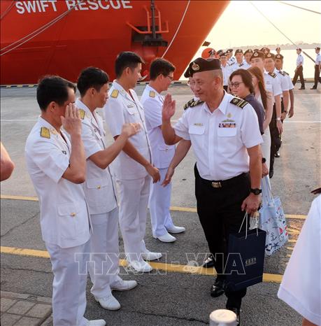 The visit by Ship Le Quy Don will help the two navies learn from each other and strengthen mutual understanding and trust, the diplomat said, voicing his hope that more trips between the naval forces will be organised in the future. VNA Photo: Lê Dương