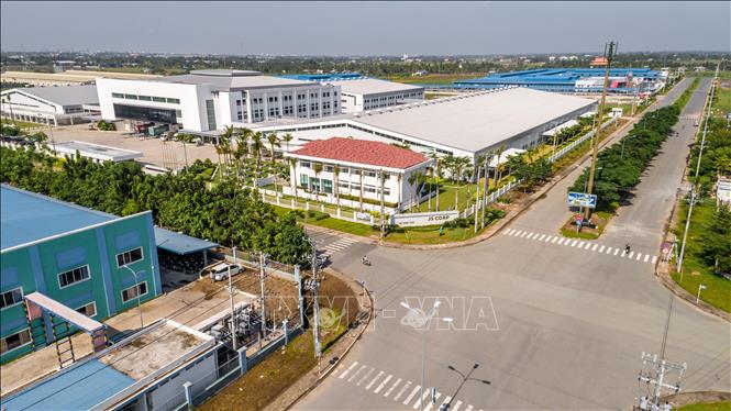 Khu công nghiệp Hòa Bình - một trong các KCN được quy hoạch theo tiêu chí xanh, sạch, đẹp của Long An. Ảnh: Minh Hưng - TTXVN