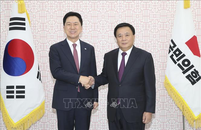 Director of the Ho Chi Minh National Academy of Politics and Chairman of the Central Theory Council Nguyen Xuan Thang meets with Chairman of the ruling People Power Party Kim Gi-hyeon. VNA Photo: Khánh Vân
