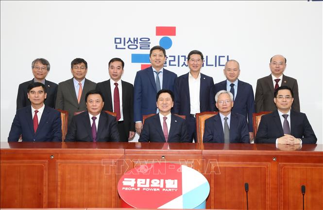 Director of the Ho Chi Minh National Academy of Politics and Chairman of the Central Theory Council Nguyen Xuan Thang and Chairman of the ruling People Power Party Kim Gi-hyeon among others. VNA Photo: Khánh Vân