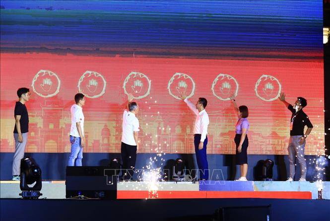 Các đại biểu thực hiện nghi lễ khai mạc Giải Marathon Quốc tế Di sản Hà Nội 2023. Ảnh: Hoàng Hiếu - TTXVN