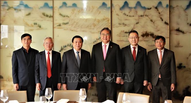 Director of the Ho Chi Minh National Academy of Politics and Chairman of the Central Theory Council Nguyen Xuan Thang and Minister of Foreign Affairs Park Jin among others. VNA Photo: Khánh Vân