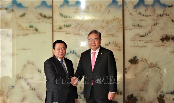 Director of the Ho Chi Minh National Academy of Politics and Chairman of the Central Theory Council Nguyen Xuan Thang meets with Minister of Foreign Affairs Park Jin. VNA Photo: Khánh Vân