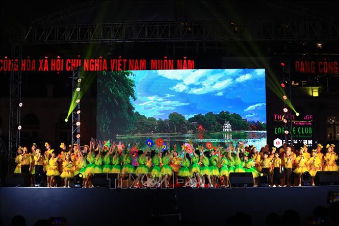 Chương trình biểu diễn nghệ thuật chào mừng của Nhóm hợp xướng thiếu nhi. Ảnh: Hoàng Hiếu - TTXVN