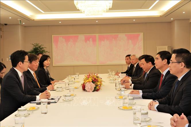 Director of the Ho Chi Minh National Academy of Politics and Chairman of the Central Theory Council Nguyen Xuan Thang has a working session with Presidential Chief of Staff Kim Dae-ki. VNA Photo: Khánh Vân
