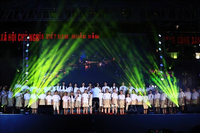 Dàn hợp xướng Vinschool One biểu diễn liên khúc 