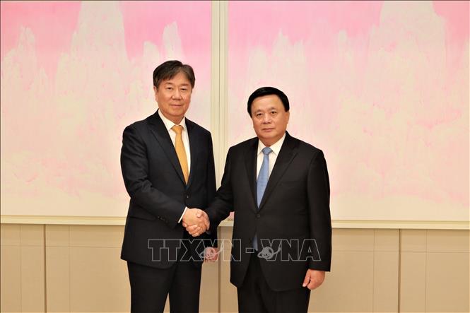Director of the Ho Chi Minh National Academy of Politics and Chairman of the Central Theory Council Nguyen Xuan Thang has a working session with Presidential Chief of Staff Kim Dae-ki. VNA Photo: Khánh Vân