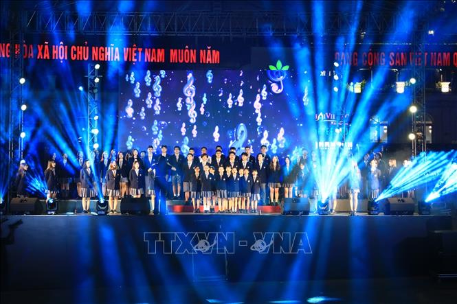Dàn hợp xướng Trường PTLC Olimpia biểu diễn tiết mục  