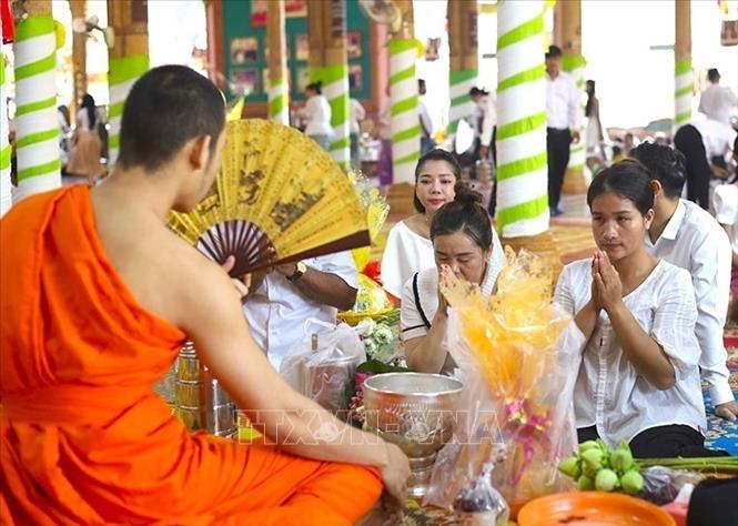 Người dân Campuchia thực hiện nghi thức cúng dường chư tăng tại một ngôi chùa ở thủ đô Phnom Penh trong ngày đầu của kỳ nghỉ lễ Pchum Ben. Ảnh: AKP/TTXVN phát 