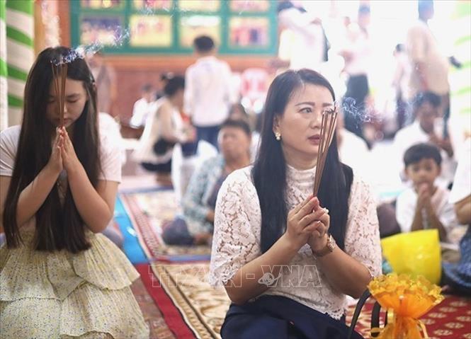Người dân Campuchia thực hiện nghi thức cúng dường chư tăng tại một ngôi chùa ở thủ đô Phnom Penh trong ngày đầu của kỳ nghỉ lễ Pchum Ben. Ảnh: AKP/TTXVN phát