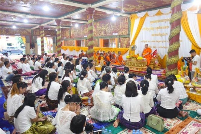 Là ngày lễ truyền thống được người Campuchia duy trì từ bao đời qua, Phchum Ben diễn ra trong 15 ngày, từ ngày đầu tiên trở đi gọi là ngày Kan Ben, đến ngày cuối gọi là Pchum Ben, tức ngày giỗ hội. Ảnh: AKP/TTXVN phát 