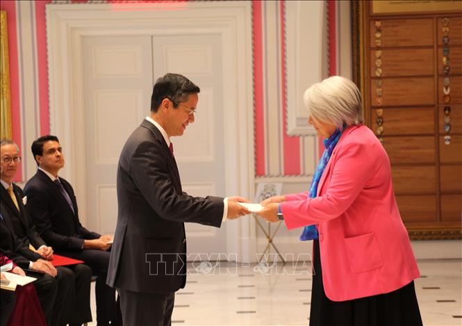 Đại sứ Phạm Vinh Quang trình Quốc thư lên Toàn quyền Mary Jeannie May Simon. Ảnh: Trung Dũng - PV TTXVN tại Canada