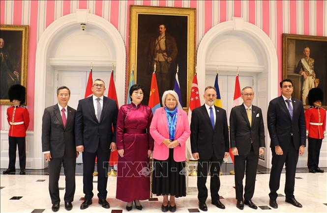 Toàn quyền Mary Jeannie May Simon chụp ảnh lưu niệm cùng các Đại sứ tại Lễ trình Quốc thư. Ảnh: Trung Dũng - PV TTXVN tại Canada