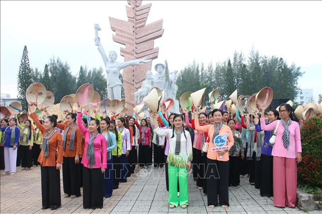 Hơn 1.000 phụ nữ của 9 huyện, thành phố trên địa bàn tỉnh Bến Tre hưởng ứng lễ phát động Tuần lễ áo bà ba. Ảnh: Chương Đài - TTXVN