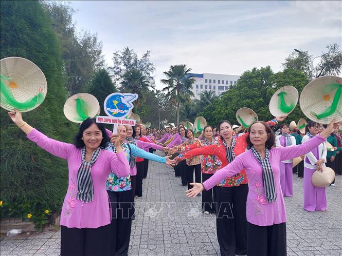 Hơn 1.000 phụ nữ của 9 huyện, thành phố trên địa bàn tỉnh Bến Tre hưởng ứng và đồng diễn tại lễ phát động Tuần lễ Áo bà ba. Ảnh: Chương Đài - TTXVN