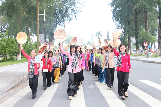 Hơn 1.000 phụ nữ của 9 huyện, thành phố trên địa bàn tỉnh Bến Tre hưởng ứng và đi bộ diễu hành trên các tuyến phố. Ảnh: Chương Đài - TTXVN