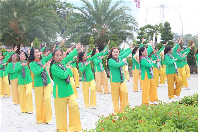 Hơn 1.000 phụ nữ của 9 huyện, thành phố trên địa bàn tỉnh Bến Tre hưởng ứng và đồng diễn tại lễ phát động Tuần lễ Áo bà ba. Ảnh: Chương Đài - TTXVN