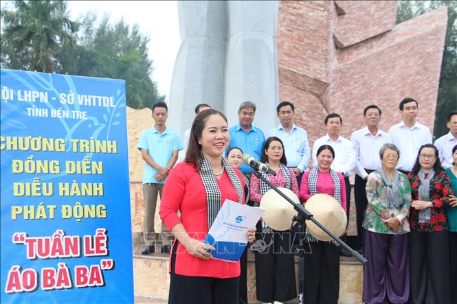 Đại diện Hội Liên hiệp phụ nữ tỉnh Bến Tre Nguyễn Thị Kim Thoa phát biểu. Ảnh: Chương Đài - TTXVN