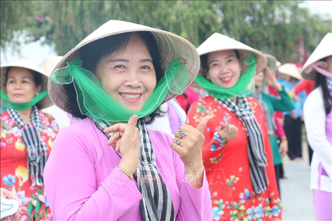 Các chị em rạng ngời trong trang phục áo bà ba truyền thống. Ảnh: Chương Đài - TTXVN