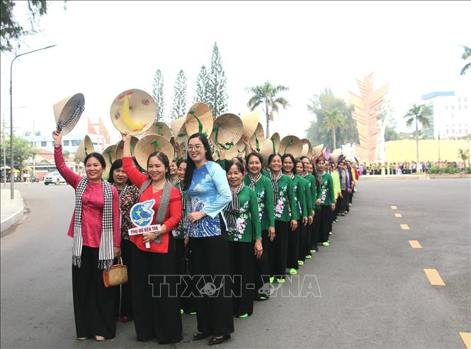 Hơn 1.000 phụ nữ của 9 huyện, thành phố trên địa bàn tỉnh Bến Tre hưởng ứng và đi bộ diễu hành trên các tuyến phố. Ảnh: Chương Đài - TTXVN