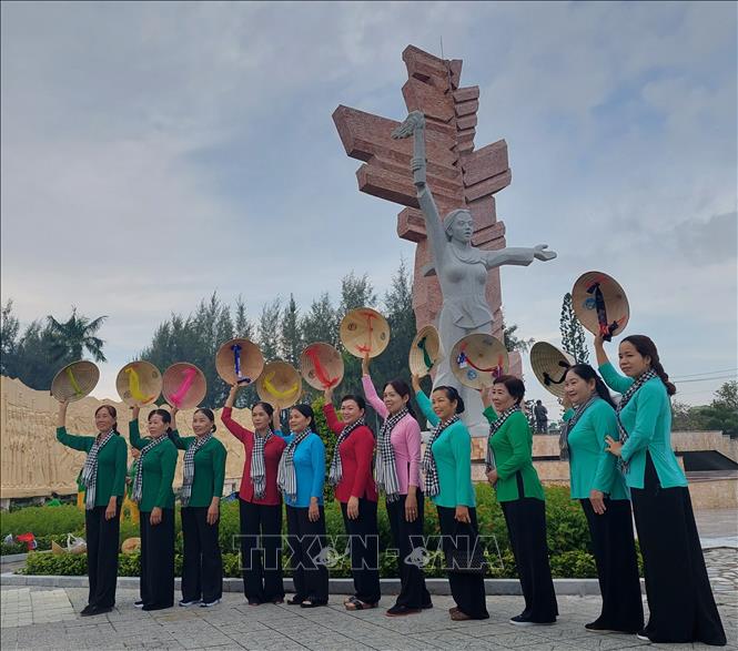 Hơn 1.000 phụ nữ của 9 huyện, thành phố trên địa bàn tỉnh Bến Tre hưởng ứng lễ phát động Tuần lễ Áo bà ba. Ảnh: Chương Đài - TTXVN