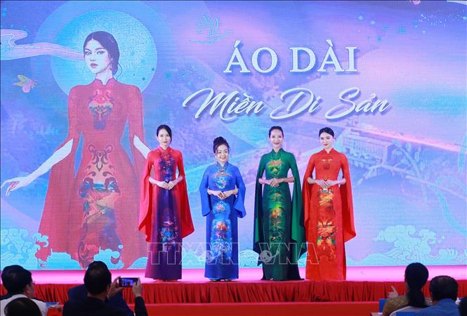 Trình diễn áo dài 