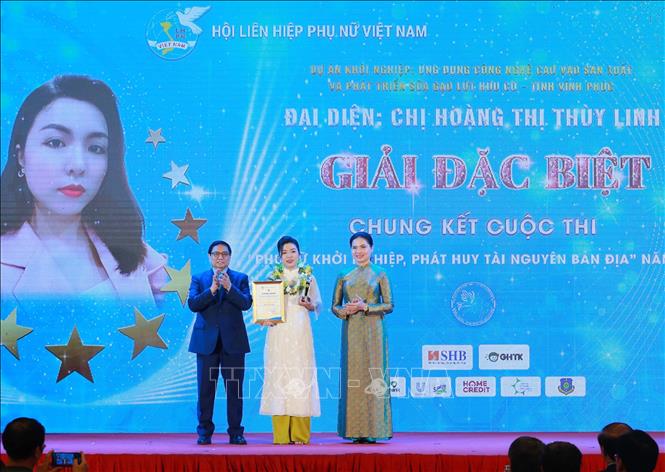 Thủ tướng Phạm Minh Chính trao giải Đặc biệt cho chị Hoàng Thị Thuỳ Linh, Hội LHPN tỉnh Vĩnh Phúc cuộc thi 