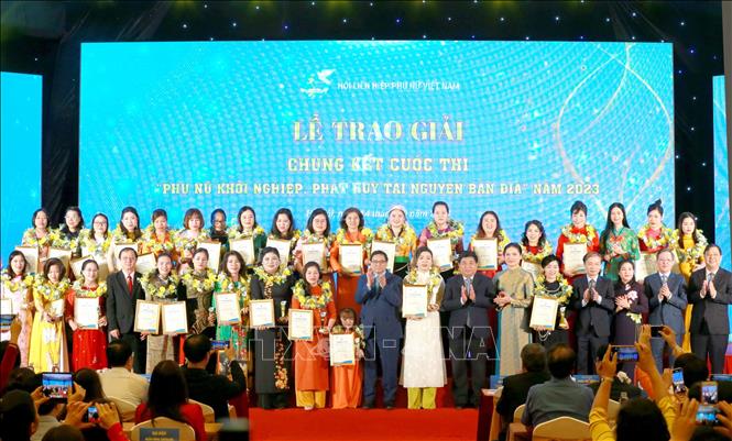 Thủ tướng Phạm Minh Chính và các tác giả đạt giải thưởng cuộc thi 