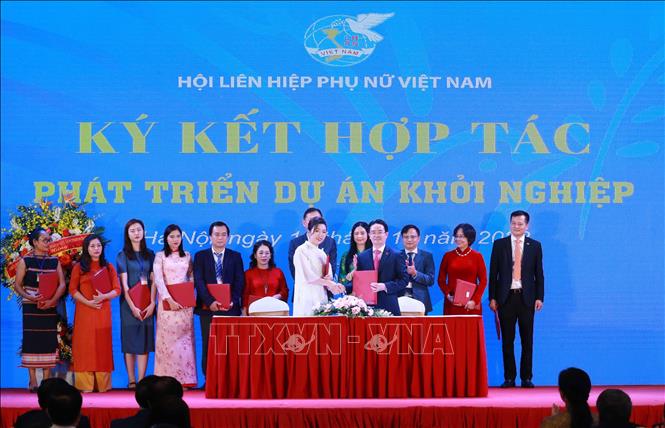 Lễ ký kết hợp tác phát triển dự án khởi nghiệp. Ảnh: Phương Hoa - TTXVN
