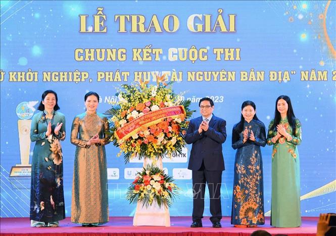 Thủ tướng Phạm Minh Chính tặng hoa chúc mừng Hội Liên hiệp phụ nữ Việt Nam. Ảnh: Phương Hoa - TTXVN