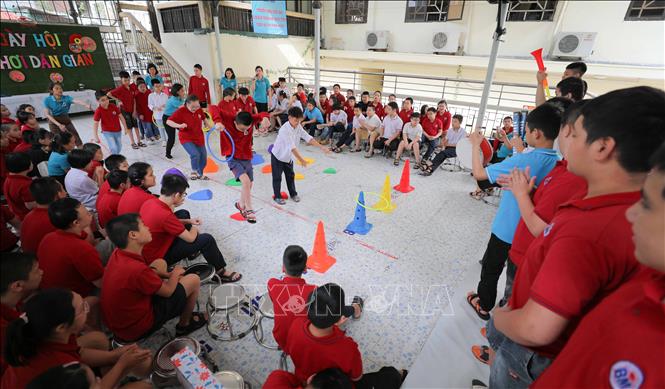 Trường Tiểu học Bình Minh (Hoàn Kiếm, Hà Nội) tổ chức ngày hội trò chơi dân gian dành cho các em học sinh. Ảnh: Thanh Tùng - TTXVN 
