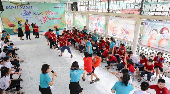 Các đơn vị, nhà trường cần thường xuyên tổ chức tập luyện và giao lưu các trò chơi dân gian trong các cơ sở giáo dục, khuyến khích học sinh tham gia; Qua đó nắm bắt tâm sinh lý lứa tuổi học sinh. Ảnh: Thanh Tùng - TTXVN 