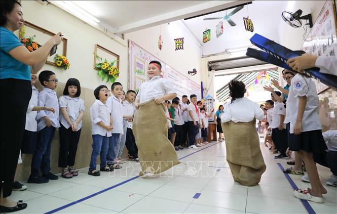 Trường Tiểu học Bình Minh (Hoàn Kiếm, Hà Nội) tổ chức ngày hội trò chơi dân gian dành cho các em học sinh. Ảnh: Thanh Tùng - TTXVN 