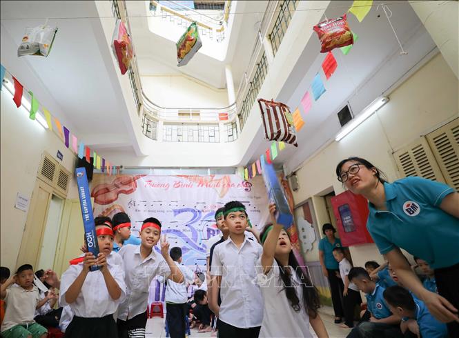 Tham gia các trò chơi dân gian giúp học sinh tăng tính tự tin, tinh thần đoàn kết và nâng cao sức thể chất. Ảnh: Thanh Tùng - TTXVN 