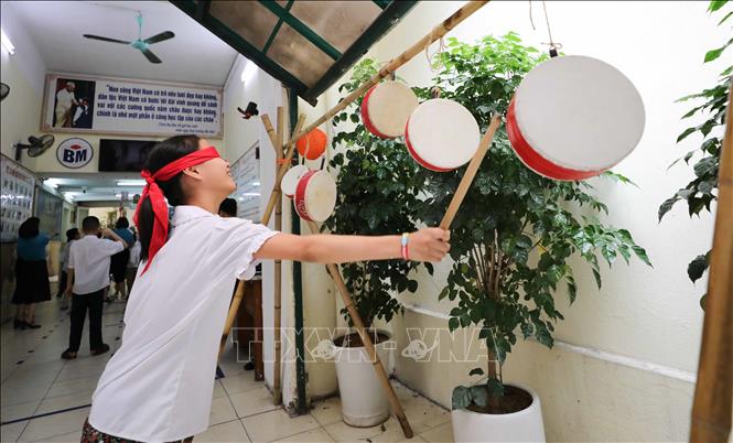 Sở Giáo dục và Đào tạo Hà Nội yêu cầu các cơ sở giáo dục, các nhà trường tổ chức tuyên truyền, hướng dẫn về các trò chơi dân gian để học sinh biết và có thể tham gia chơi. Ảnh: Thanh Tùng - TTXVN 