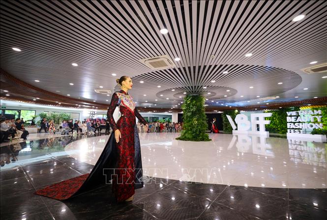 Thí sinh Hoa hậu Hòa bình Quốc tế 2023 trình diễn áo dài Việt Nam tại chương trình. Ảnh: Trần Lê Lâm – TTXVN 