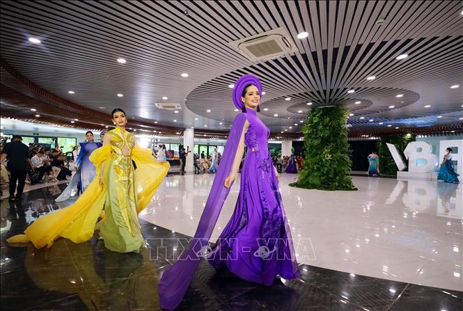 Thí sinh Hoa hậu Hòa bình Quốc tế 2023 trình diễn áo dài Việt Nam tại chương trình. Ảnh: Trần Lê Lâm – TTXVN 